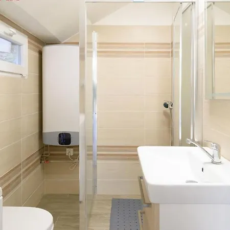 Holiday home Chata Kazin Praha-lipence Cernosice